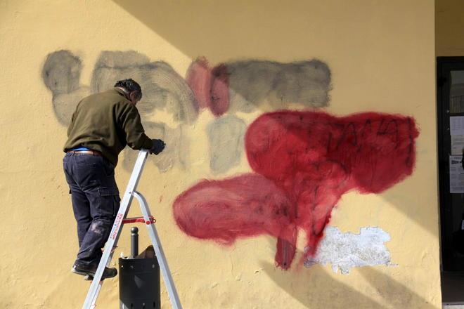 Scritte oscene sulle pareti della scuola di Ripa 