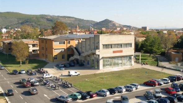 C’è una bomba a scuola: grazie alle telecamere individuato il telefonista