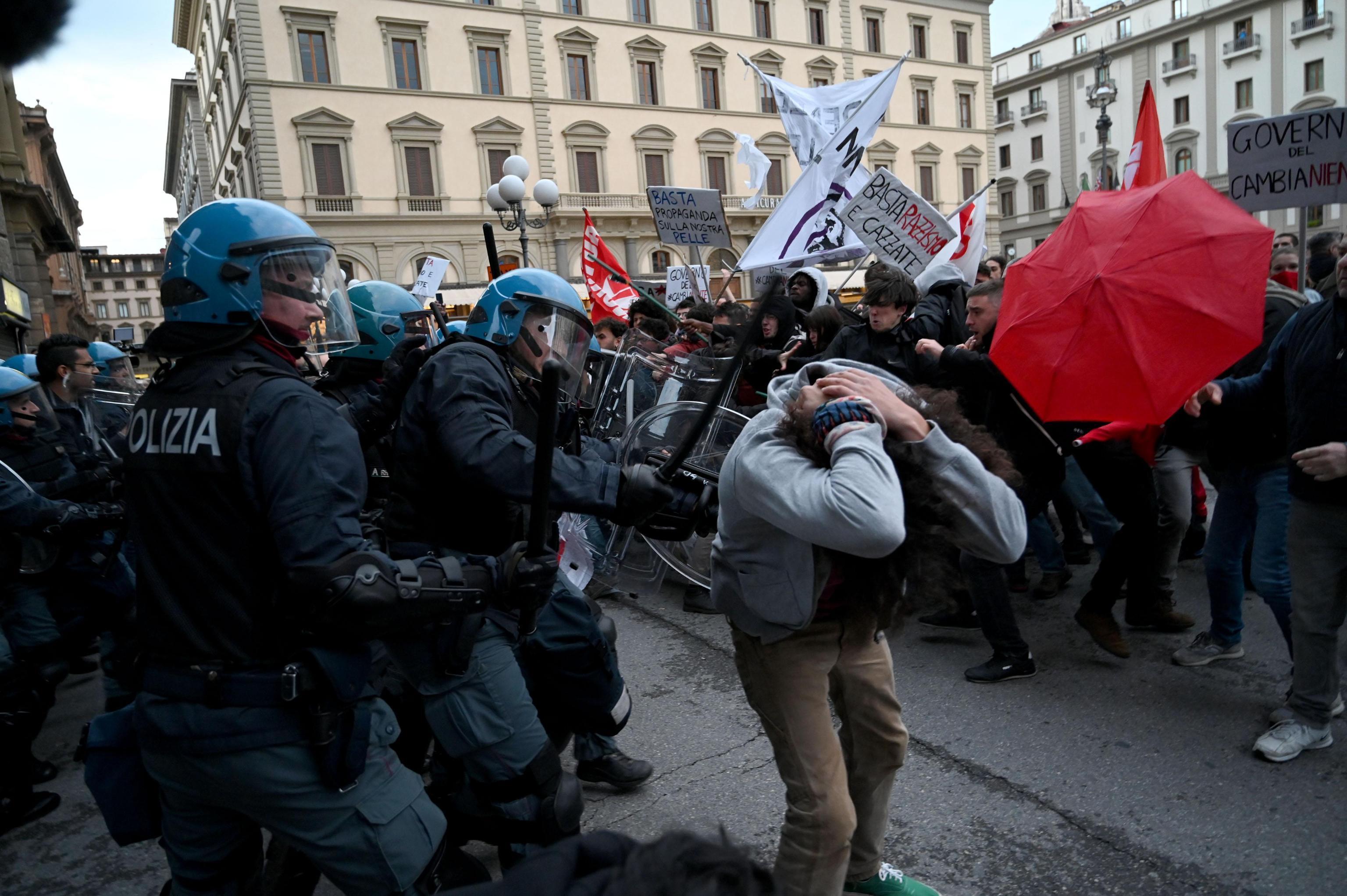 Salvini a Firenze, in duemila protestano al comizio: cariche della polizia  