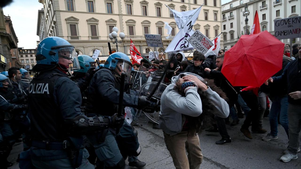 Salvini a Firenze, in duemila protestano al comizio: cariche della polizia