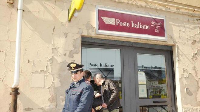 Due banditi con la pistola portano via 4mila euro alle Poste del Cotone