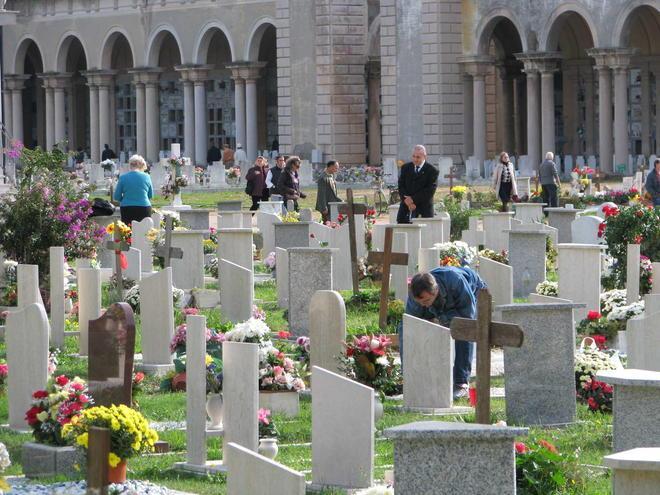 Si uccide al cimitero davanti alla tomba della moglie 