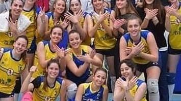 L'esultanza delle ragazze dell'Am Flora dopo la vittoria