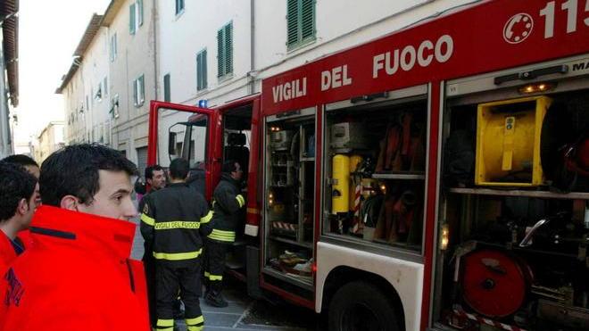 Fiamme dalla stufa a legna. Donna si ustiona: è grave