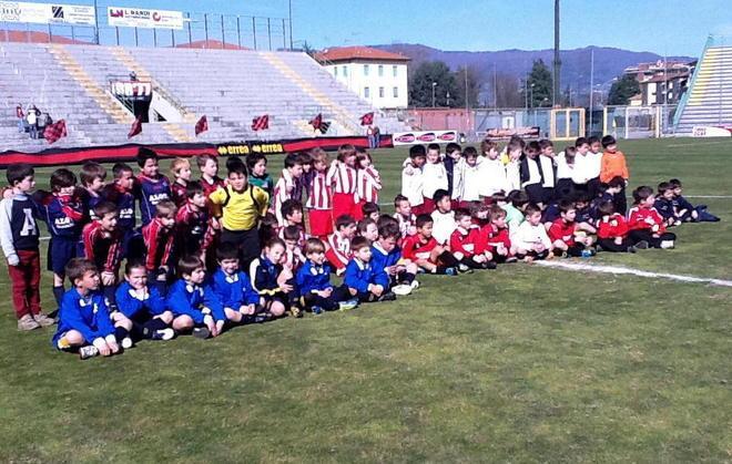Centinaia di bimbi in festa allo stadio il simbolo della rinascita rossonera