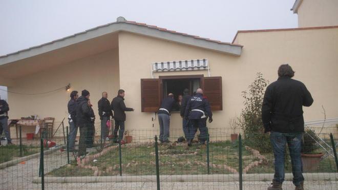 Botte e minacce agli agenti: denunciati i rom sfrattati