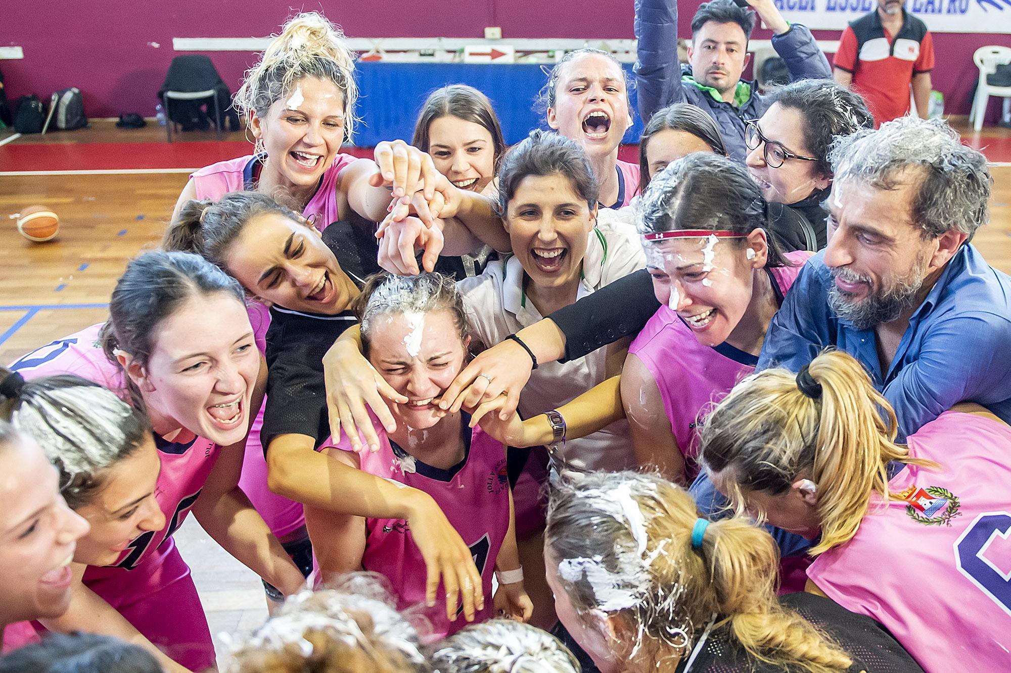 La festa delle ragazze livornesi con coach Pistolesi (foto Masini)