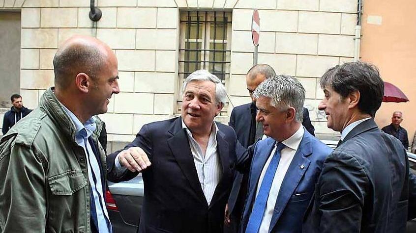 Tajani a Massa per Ferri «Con le cave e i cavatori» Parte di Fi però lo snobba
