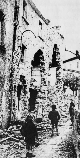 Vidi due bombe staccarsi dalle fusoliere e cadere sul paese 