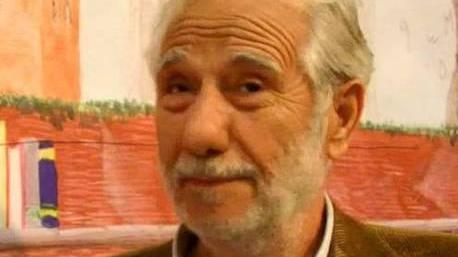 Il prof scrittore eternamente sospeso tra Lucca e la Calabria