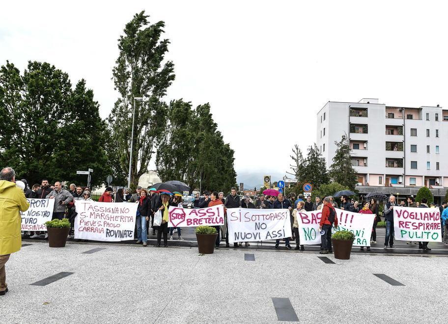 In più di 100 sotto la pioggia per dire no alla “bretellina” 