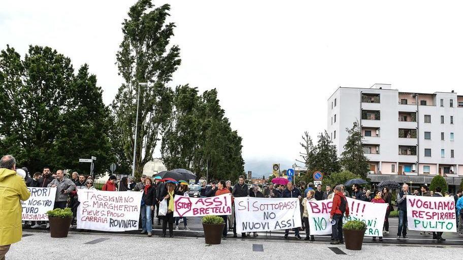 In più di 100 sotto la pioggia per dire no alla “bretellina”