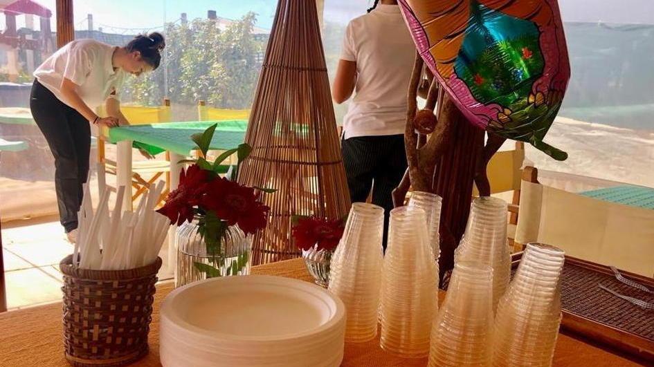 Rischio multe per la plastica, i balneari: «Non serviranno»