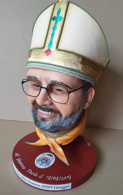 In dono un ritratto in cartapesta