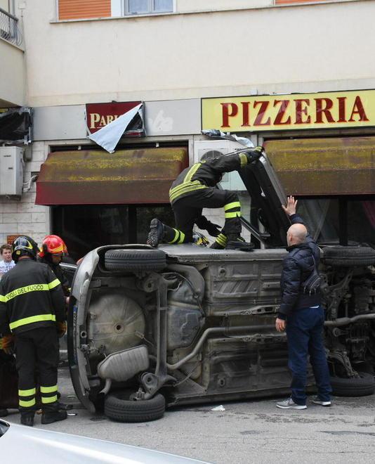 Vettura sbanda e si ribalta travolgendo altre due auto 