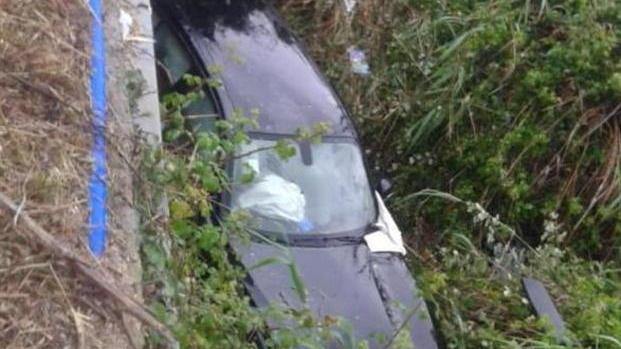 Sbanda con l’auto e va nel fosso, salva grazie al gps