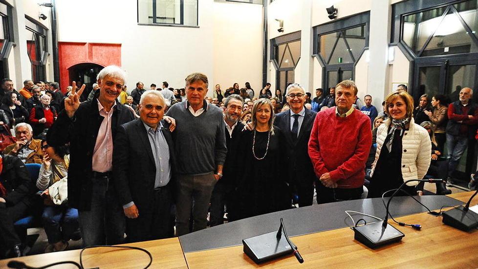 Sala stracolma tra domande passione politica e tanti applausi