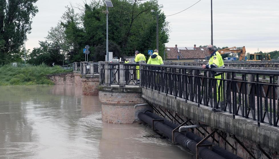 Fiumi, paura per le piene Ponti chiusi nella notte sorveglianza sugli argini 