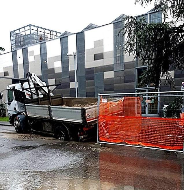 Tubo rotto Otto ore senza acqua in tre strade