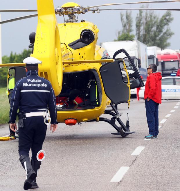 Fuori strada con l’auto per l’asfalto bagnato Due feriti all’ospedale 