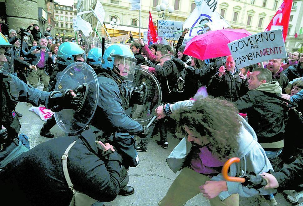 Polizia e antagonisti si affrontano in piazza della Repubblica a Firenze (Ansa/Claudio Giovannini)