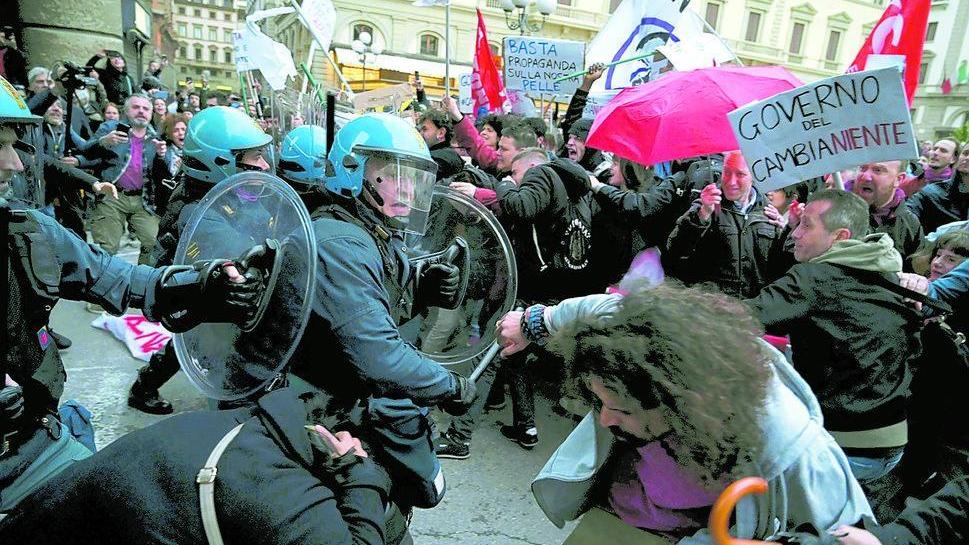 Polizia e antagonisti si affrontano in piazza della Repubblica a Firenze (Ansa/Claudio Giovannini)