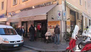 Sfonda la vetrata di un bar e ruba la cassa con pochi euro 