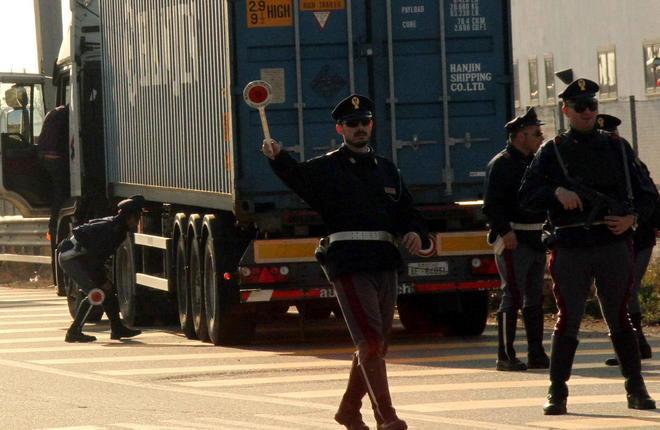 Raffica di controlli sulla Fi-Pi-Li 60 veicoli fermati, oltre 30 multe 