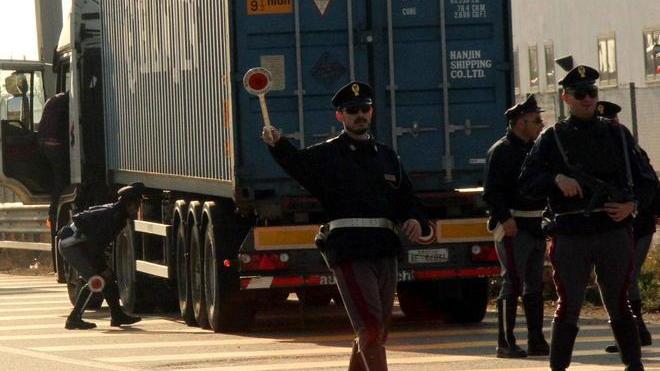 Raffica di controlli sulla Fi-Pi-Li 60 veicoli fermati, oltre 30 multe