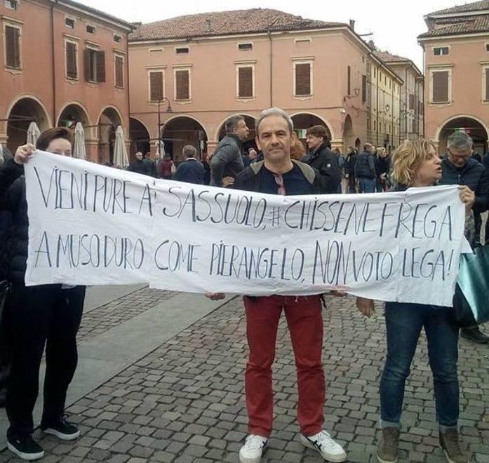 Salvini: «A Sassuolo vinceremo», applausi e striscioni di protesta 