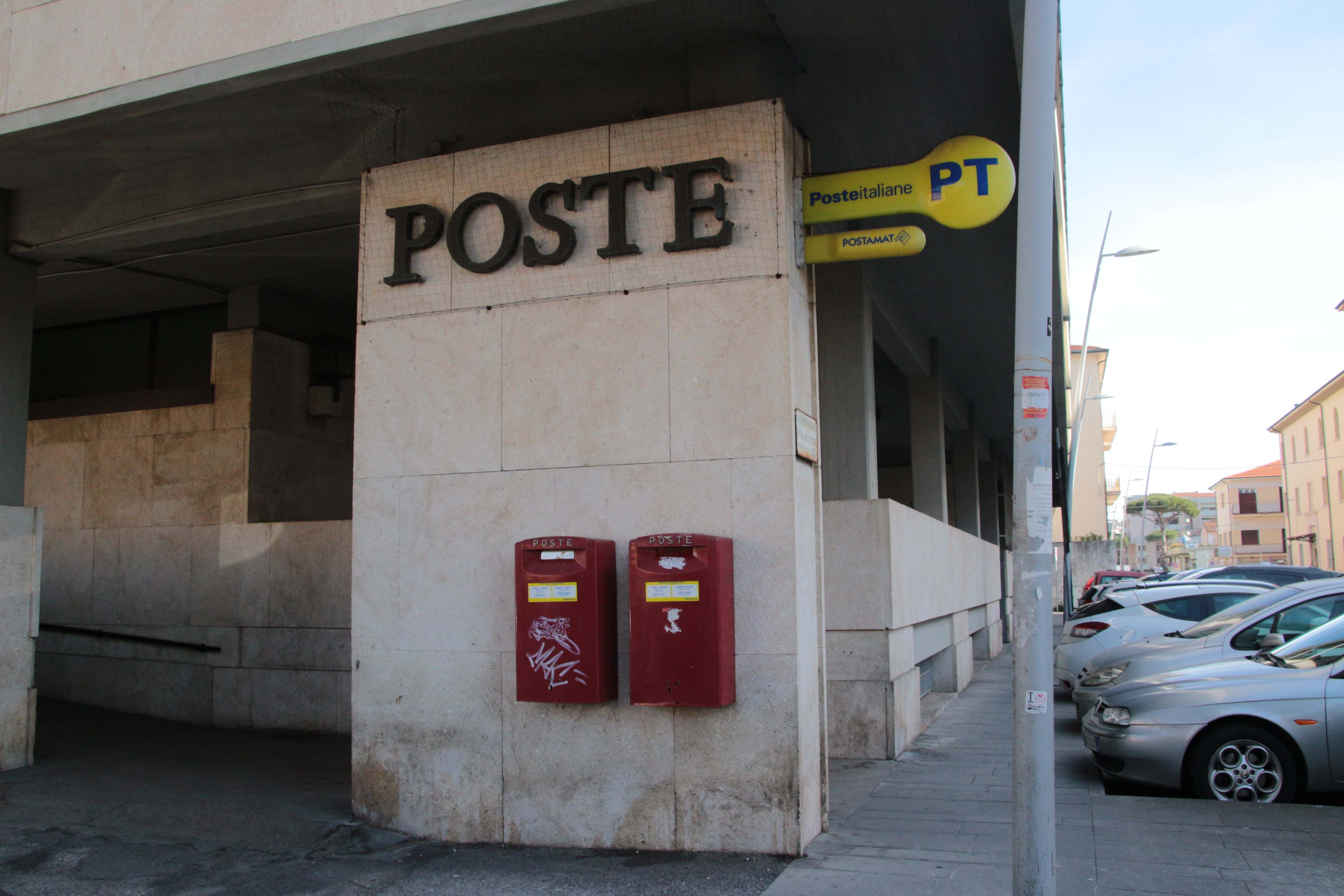 Simula una rapina per nascondere le spese fatte: denunciata