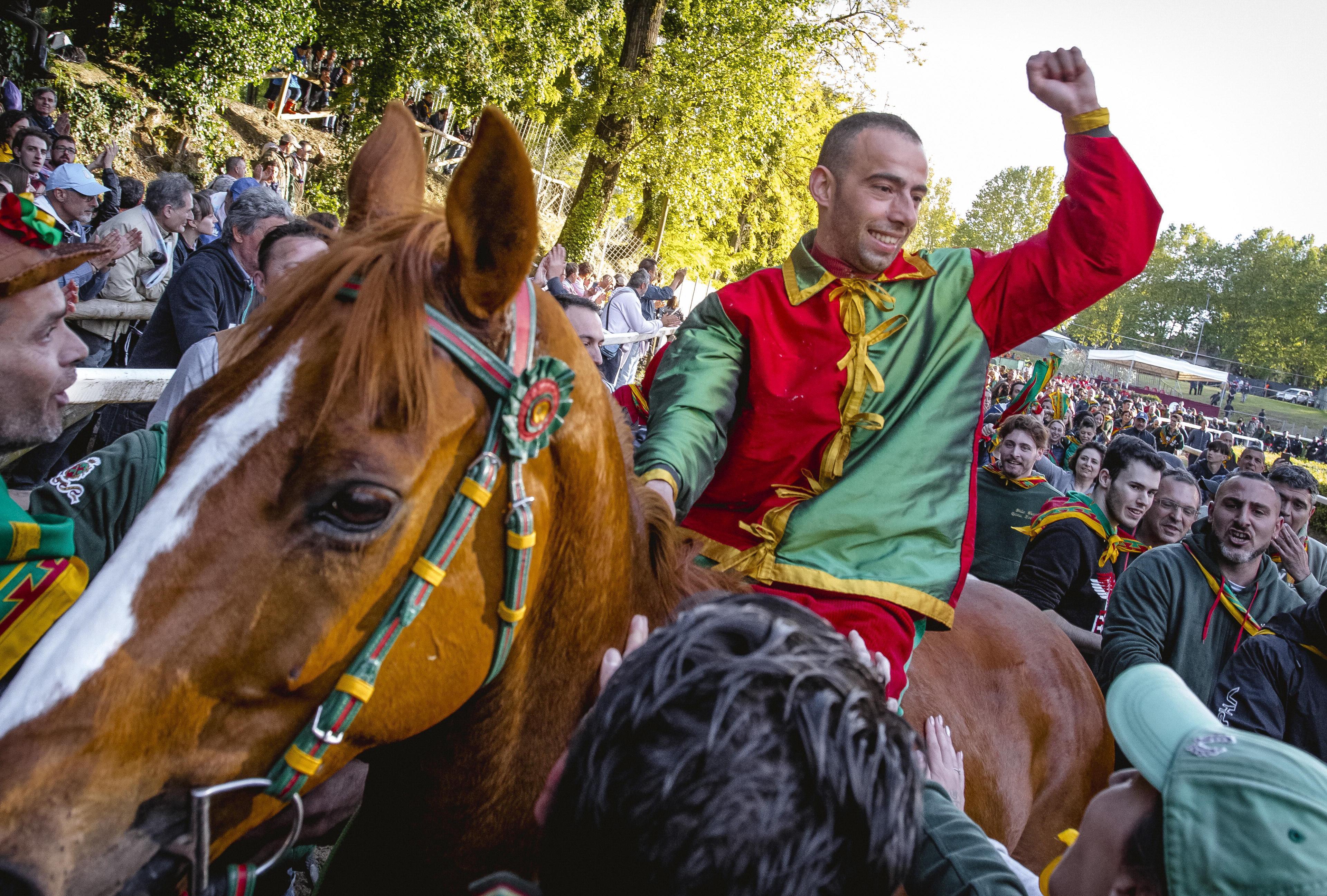 Palio di Fucecchio, chi è il cavallo eroe: "Valeva una crosta di formaggio, ora è fortissimo"