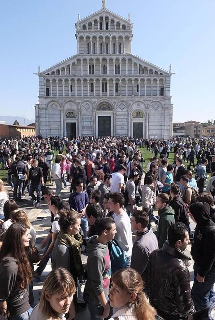 “Palpeggiata in piazza dei Miracoli”, si indaga per violenza sessuale 