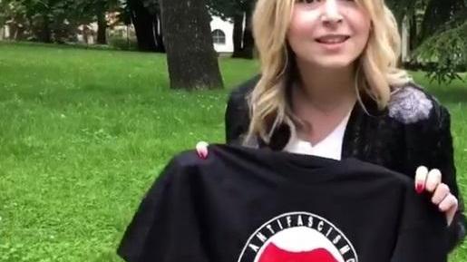 Si pulisce le scarpe con la maglia antifascista, i partigiani reggiani contro la Manghi: «È ignorante»