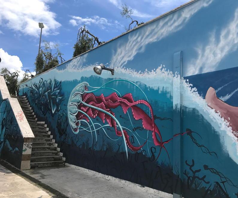 Uno dei murales realizzati sulle pareti dell'anfiteatro all'uscita del sottopasso