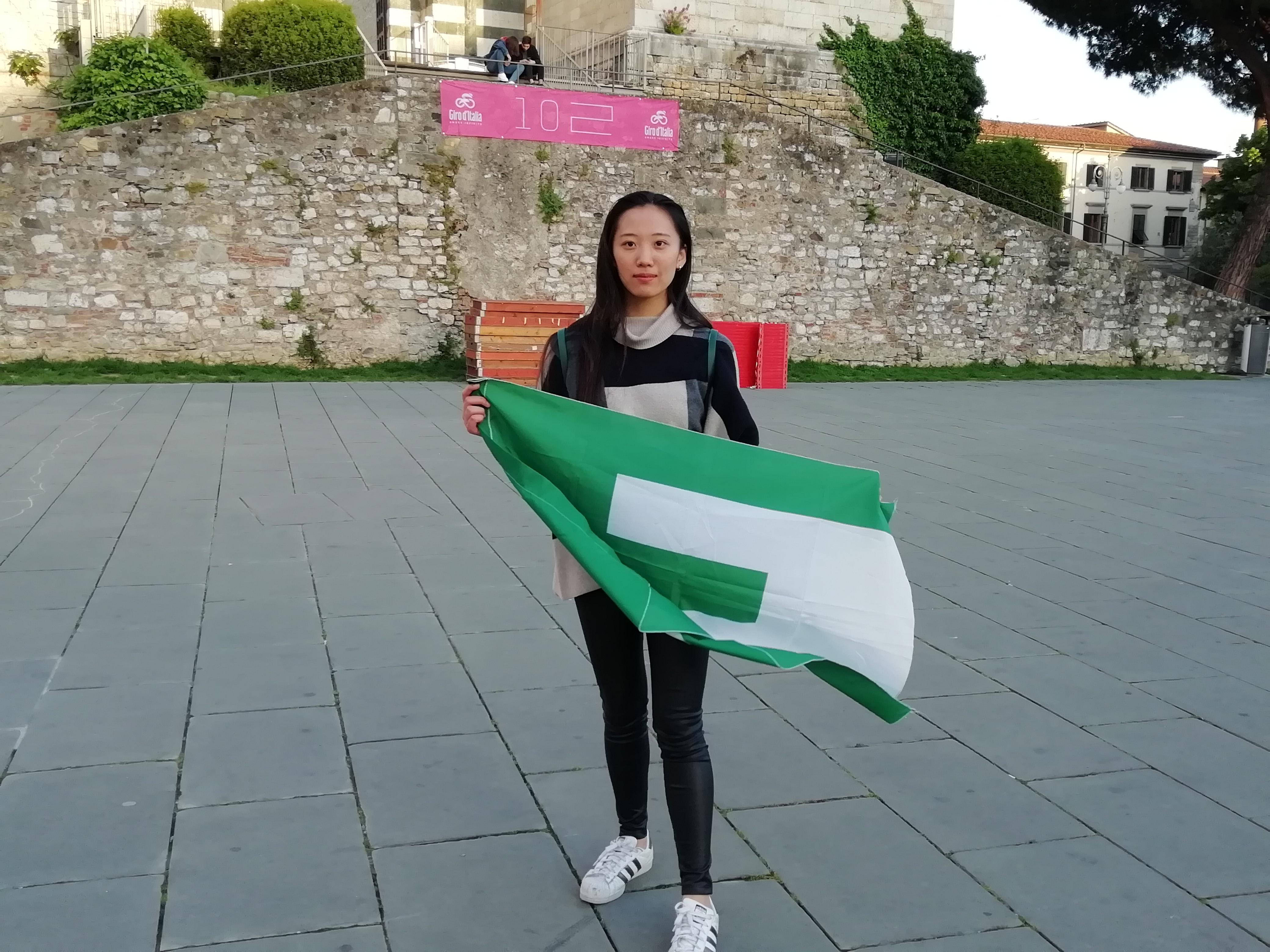Lisa Hu con la bandiera del Movimento federalista europeo