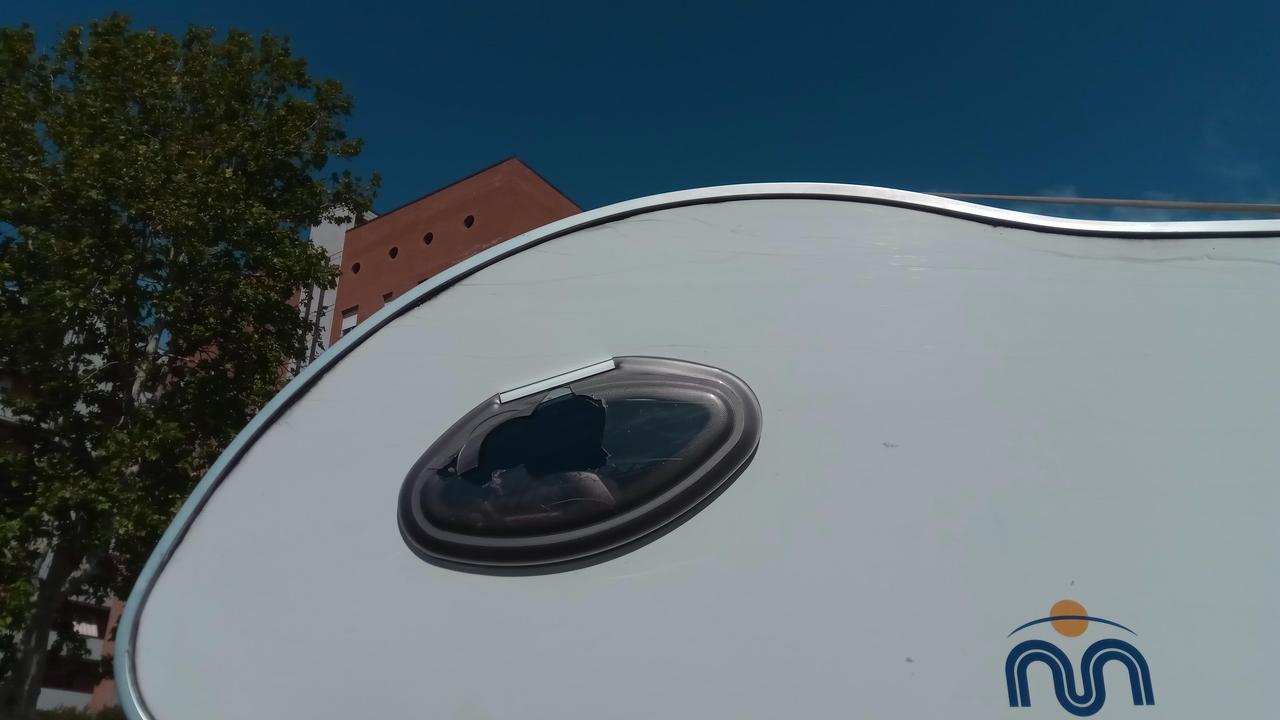 Il vetro del camper danneggiato
