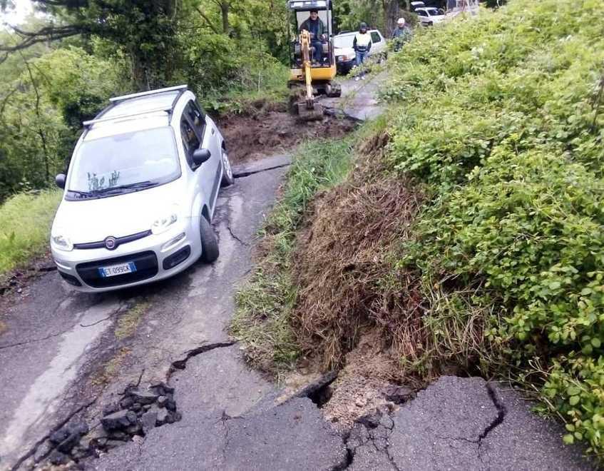La frana avanza: sorpreso in auto abbandona la Panda e fugge a piedi 