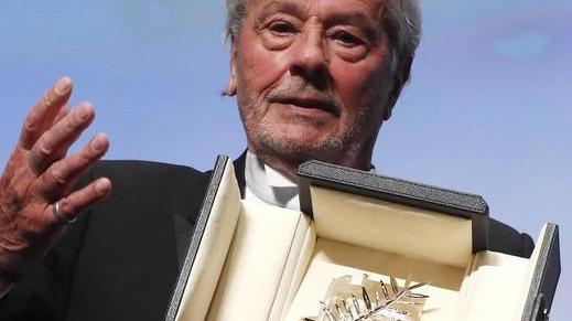 Delon il divo riceve la Palma e piange «Rappresenta la fine della mia vita»
