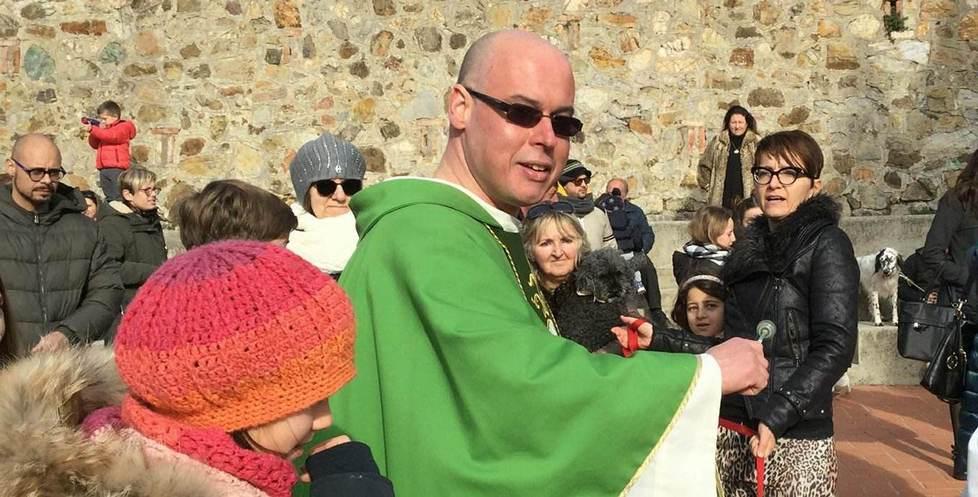 Giù le mani da don Greg, rivolta per il trasferimento del parroco 