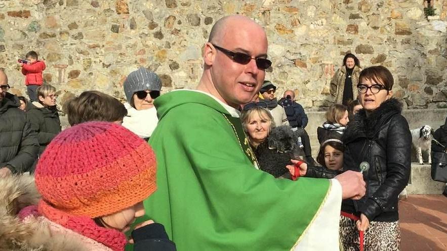 Giù le mani da don Greg, rivolta per il trasferimento del parroco