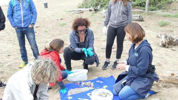 Tanti volontari a pesca di rifiuti sotto l’ombrello