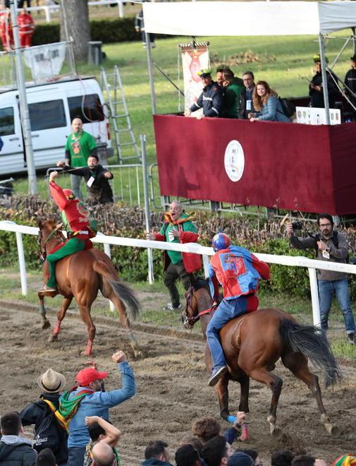 Fiato sospeso per la caduta di Zedde e Viky