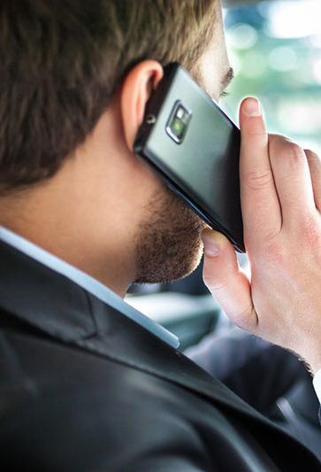 Guida con il telefonino: da oggi controlli serrati