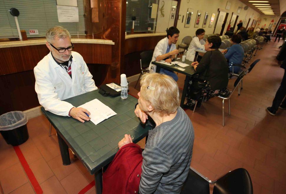 Decine di reggiani in fila per i controlli gratuiti contro l’ictus celebrale