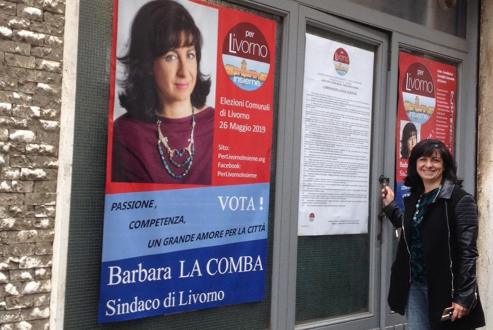 Il grido delle "ribelli" che salutano i partiti dietro la saracinesca vista Pentagono 