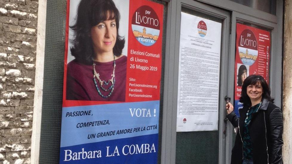 Il grido delle "ribelli" che salutano i partiti dietro la saracinesca vista Pentagono