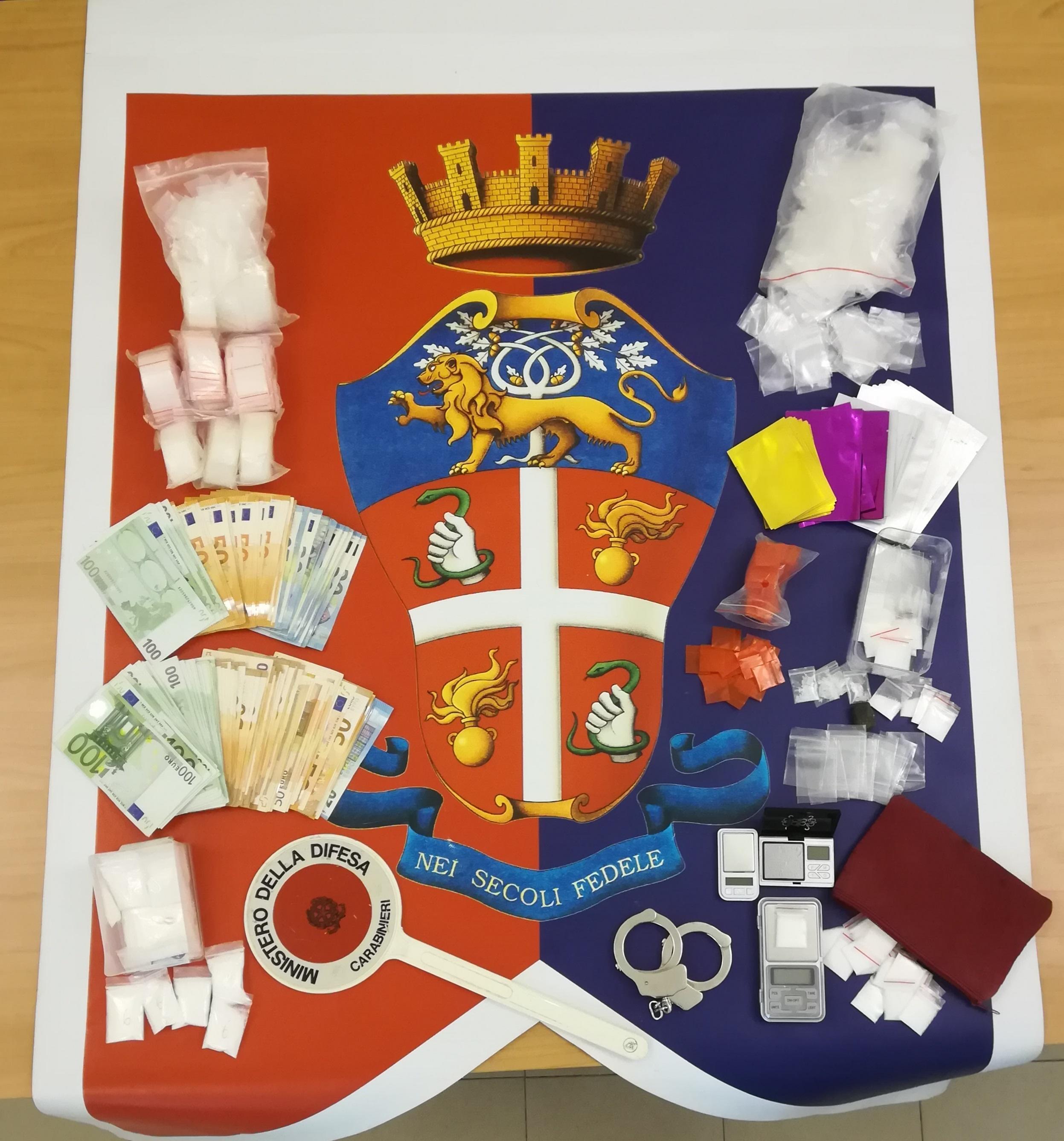 Droga, soldi e materiale per il confezionamento della droga sequestrati dai carabinieri