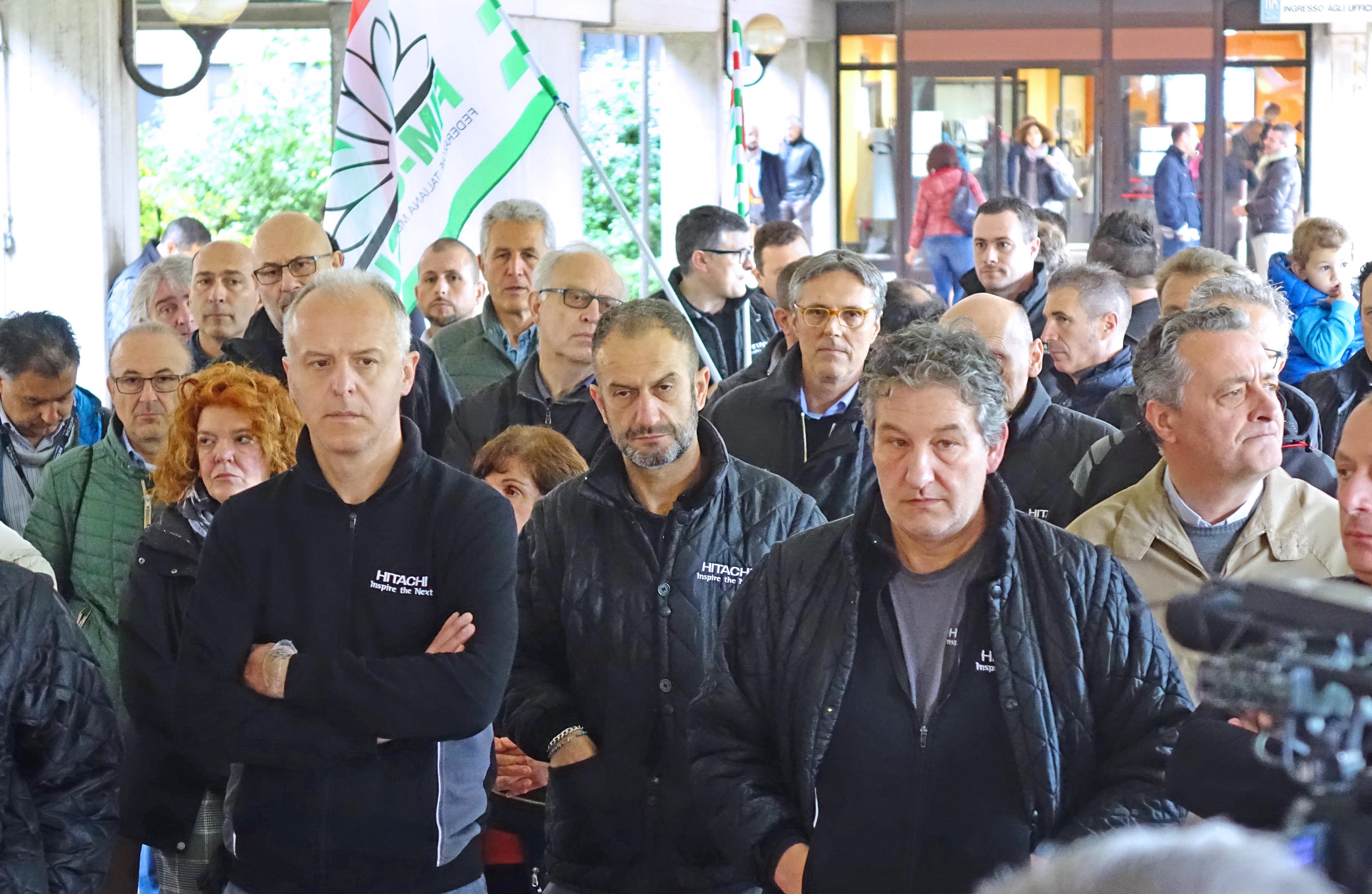 Amianto, dall’Inps non arrivano risposte e i lavoratori Hitachi incrociano le braccia 
