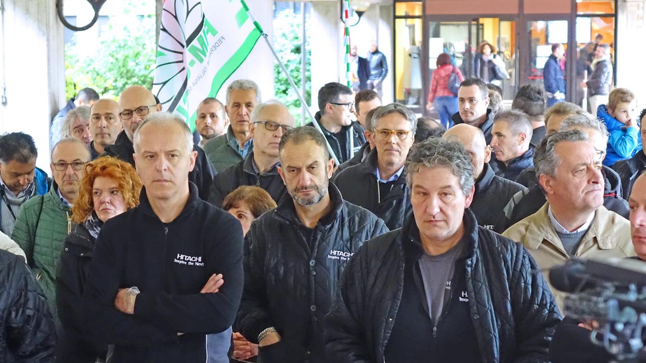 Amianto, dall’Inps non arrivano risposte e i lavoratori Hitachi incrociano le braccia